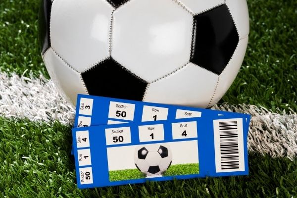 Entradas premier league y balón de fútbol