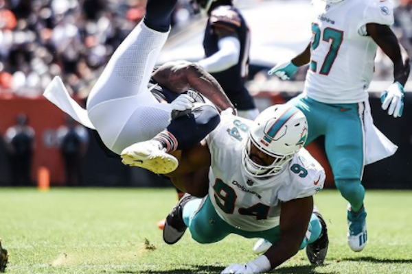 jugador de Miami Dolphins realizando un placaje