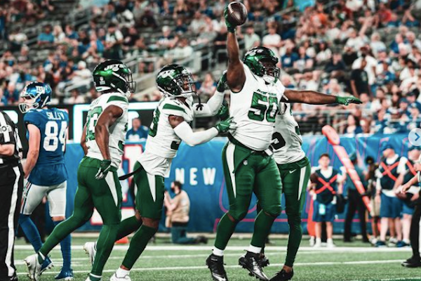 jugadores de los New York Jets capturando el balón