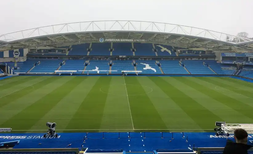 Vista desde la West Stand al campo y la East Stand.