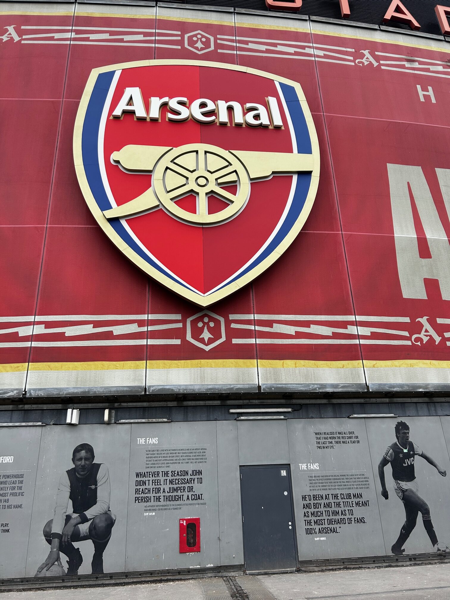 foto escudo Emirates Stadium